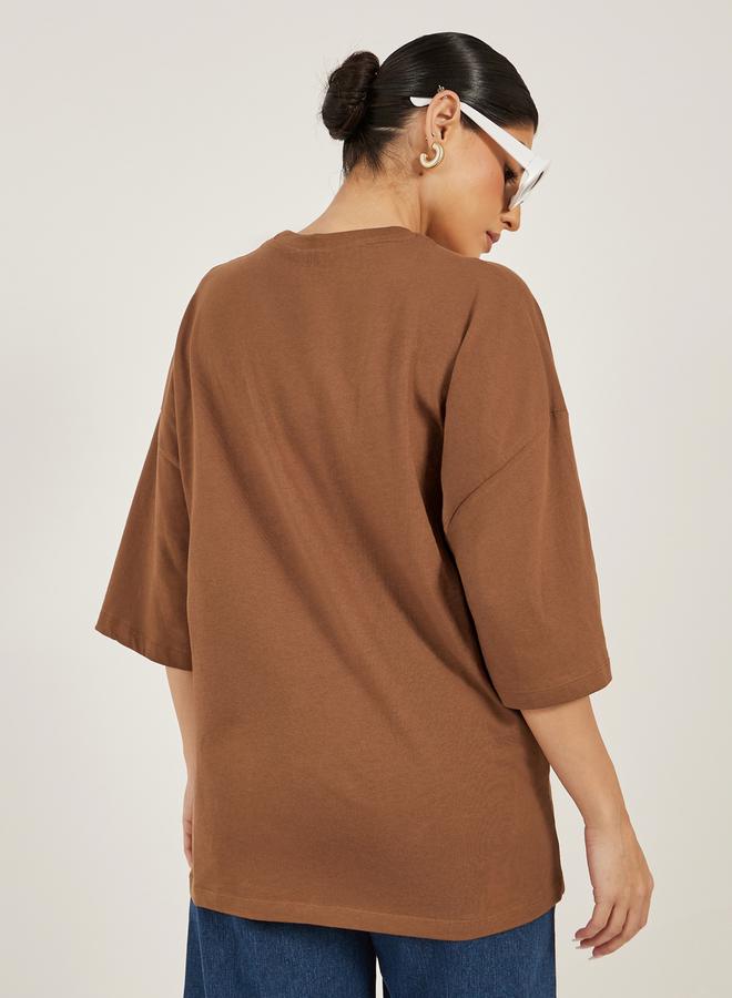 ستايلي تيشيرت بطباعة شعار بياقة دائرية وقصة واسعة - Image 4